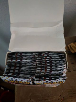 Caja de sobres Pokémon. Tiene 36 sobres