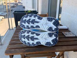 Zapatillas Hoka Blancas y Amarillas