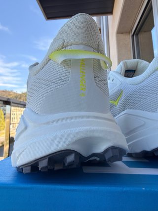 Zapatillas Hoka Blancas y Amarillas