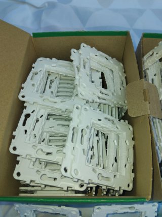 Lpte de 150 unidadesBastidor Schneider Unica