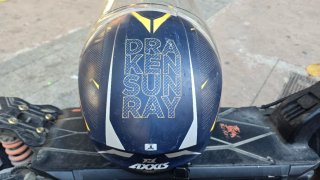 Casco de moto azul y naranja usado