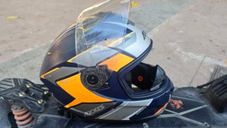 Casco de moto azul y naranja usado