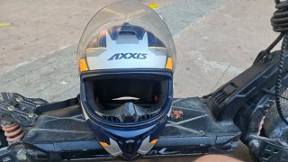 Casco de moto azul y naranja usado
