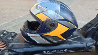 Casco de moto azul y naranja usado
