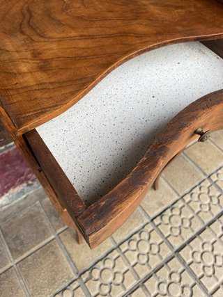 Mesita de noche antigua de madera maciza.