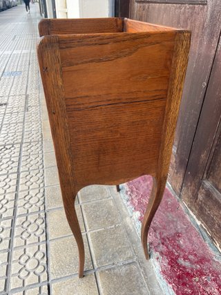 Mesita de noche antigua de madera maciza.