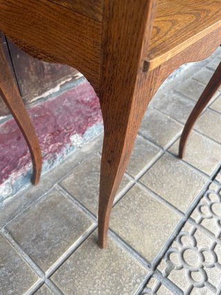 Mesita de noche antigua de madera maciza.