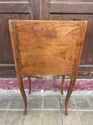 Mesita de noche antigua de madera maciza.