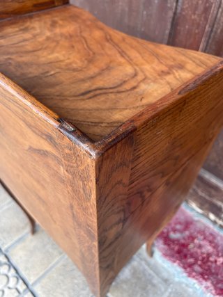 Mesita de noche antigua de madera maciza.