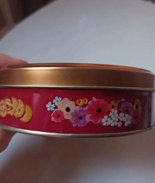 Scatola di latta decorata con fiori