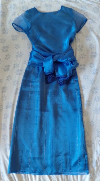 Vestido de invitada azul con fajin