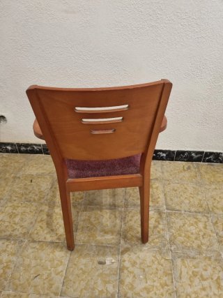 Silla de madera con asiento de tela