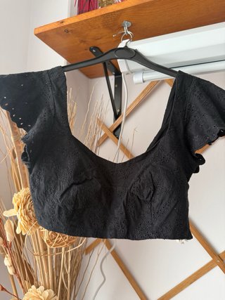 Top corto Zara negro y morado