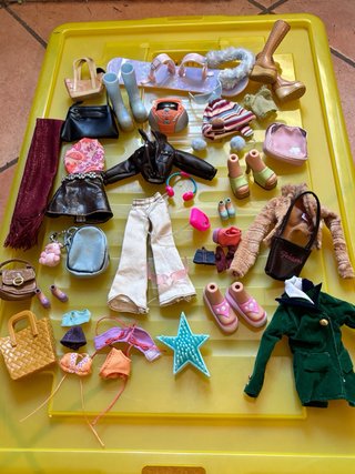 Lotto bambole Bratz + Barbie con accessori