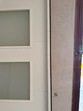 Puerta blanca con 4 cristales