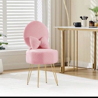 Silla rosa con lazo y patas doradas