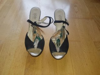 Zapatos de tacón LODI negros y dorados