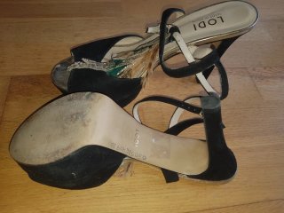 Zapatos de tacón LODI negros y dorados