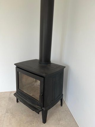 Estufa de leña negra muy poco uso Hergom E30L
