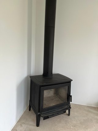 Estufa de leña negra muy poco uso Hergom E30L