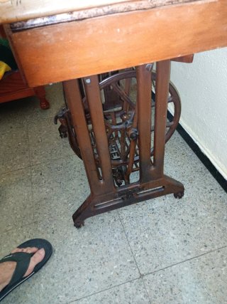 Máquina de coser Singer con mueble