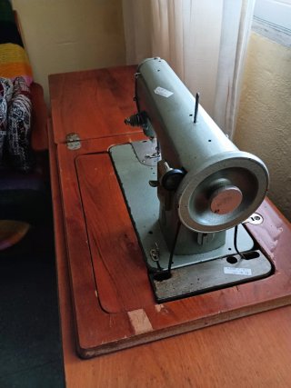 Máquina de coser Singer con mueble