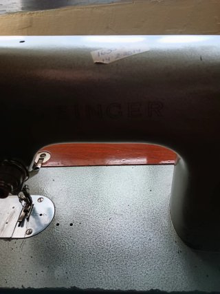 Máquina de coser Singer con mueble
