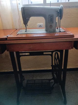 Máquina de coser Singer con mueble
