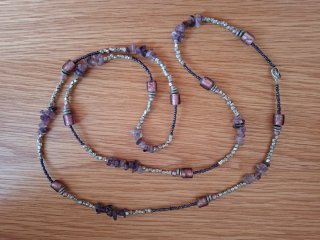 Collar artesanal piedrecitas moradas