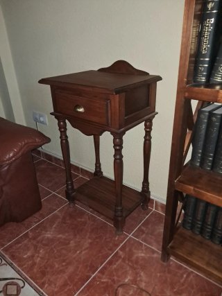 Mesita de noche de madera