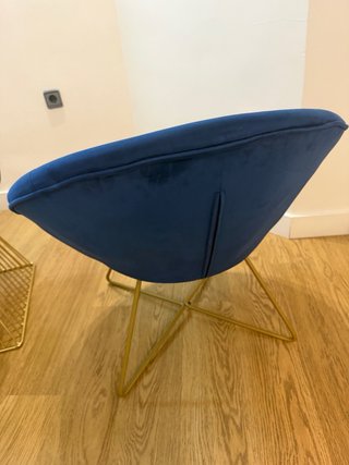 Silla de Diseño Azul y Dorada