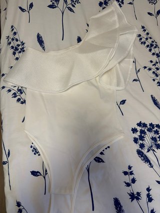Blusa blanca con volantes