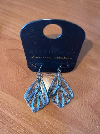 Pendientes plateados estilo abanico
