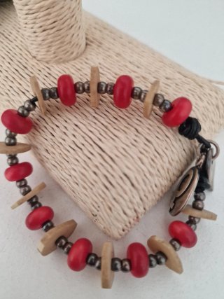 Pulsera de acero con cuentas rojas