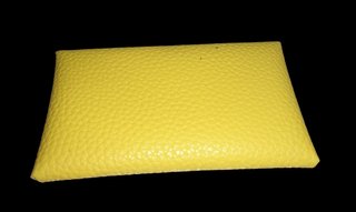 Monedero sobre tipo cuero amarillo