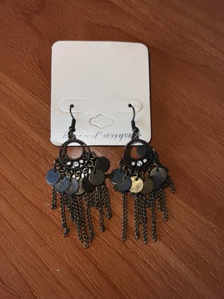 Pendientes largos dorados y plateados