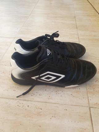 botas. futbol umbro