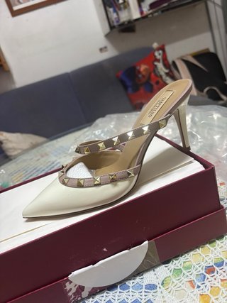 Zapatos de tacón blancos con tachuelas