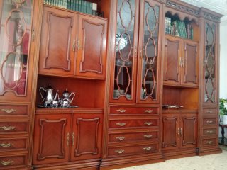 Credenza in legno con porte in vetro