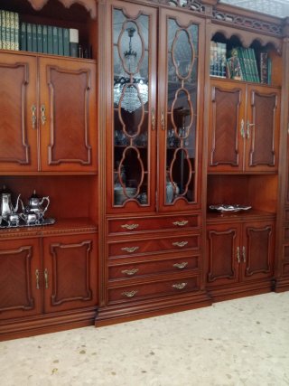 Credenza in legno con porte in vetro