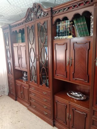 Credenza in legno con porte in vetro