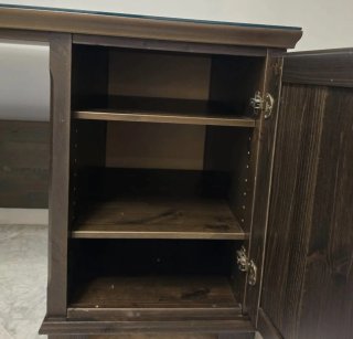 Mesa de escritorio de madera y cristal