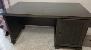 Mesa de escritorio de madera y cristal