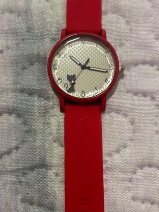 Reloj rojo con dibujo de gato