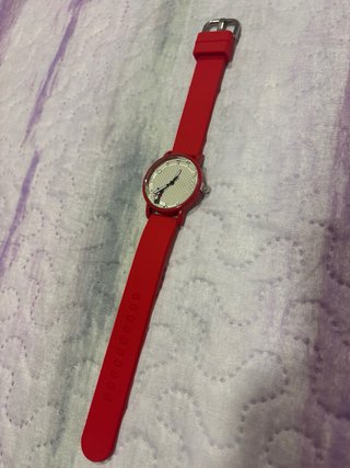 Reloj rojo con dibujo de gato