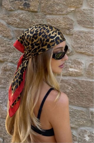 Pañuelo Zara estampado leopardo y rojo