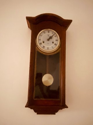 Reloj de pared de madera con péndulo