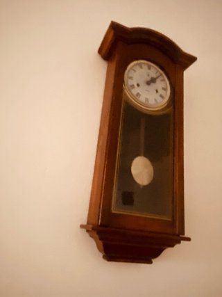 Reloj de pared de madera con péndulo