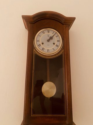 Reloj de pared de madera con péndulo