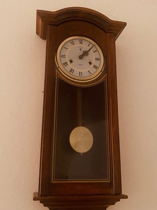Reloj de pared de madera con péndulo